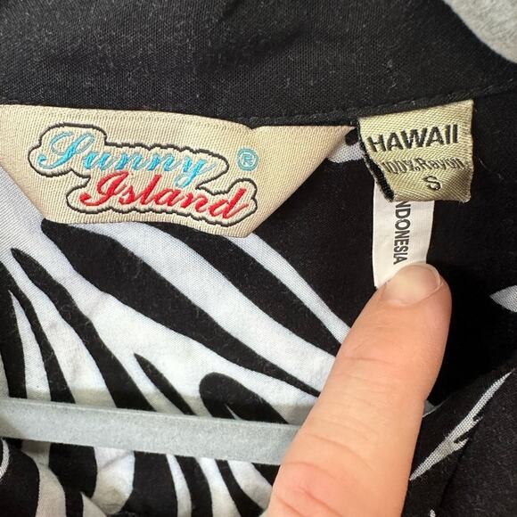 𝅺Sunny Island Hawaiian Beach Men shirt Size Small Black White 100% Rayon floral - Picture 2 of 8